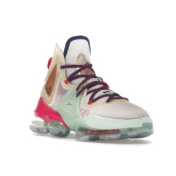 Nike LeBron 19 - Design Actuel et Performant